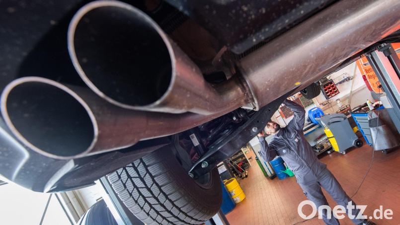 Autoreparaturen sind in den vergangenen Jahren sehr viel teurer geworden, und in der Folge auch die Kfz-Versicherung. (Symbolbild) Bild: Julian Stratenschulte/dpa