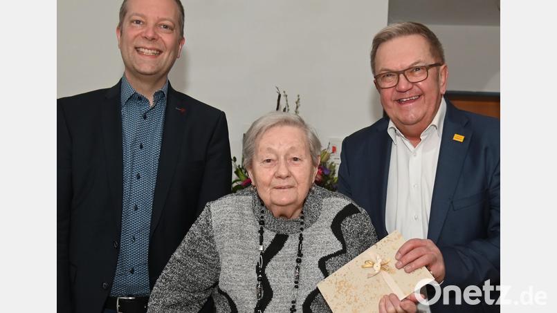 Ihren 90. Geburtstag feierte Anna Demleitner und dazu gratulierten Stadtpfarrer Thomas Helm (links) und Bürgermeister Martin Preuß. Bild: Gerhard Franz