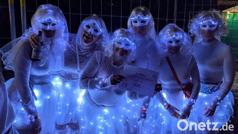 Einen glänzenden Auftritt legen die „White-Light-Girls“ beim SV-Weiberfasching hin und gewinnen die Maskenprämierung. Bild: ak