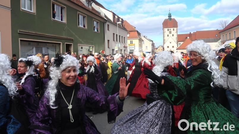 Bei Sonnenschein wagen selbst Hofdamen auf der Straße in Vilseck ein Tänzchen. Bild: rha