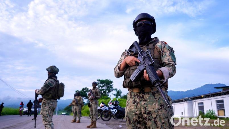 In Ecuador sind acht abgetrennte menschliche Köpfe in Jutesäcken am Straßenrand entdeckt worden. (Archivbild) Bild: Cesar Munoz/AP/dpa