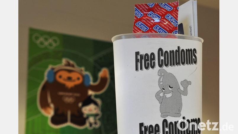 Kondome sorgen bei Olympia immer für Gesprächsstoff - hier schon bei den Winterspielen von Vancouver 2010 zu sehen. (Archivbild) Bild: Peter Kneffel/dpa
