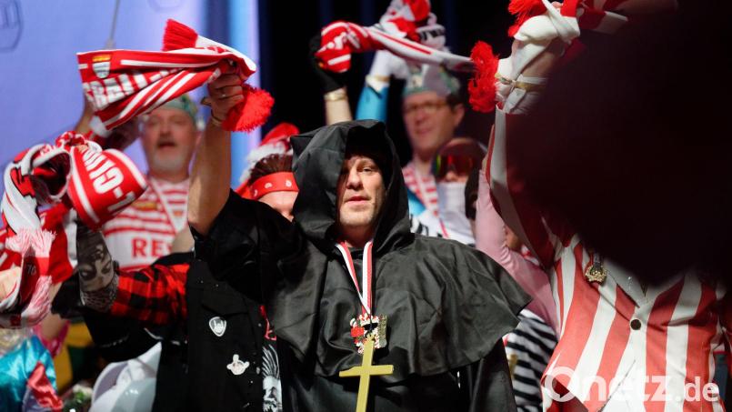 Auch FC-Trainer Lukas Kwasniok ist auf dem FC-Karnevalswagen am Rosenmontag dabei. (Archivbild) Bild: Henning Kaiser/dpa