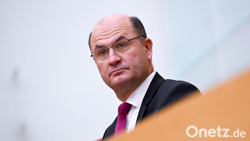 Bayerns Finanzminister Füracker kommentiert den Tarifabschluss der Länder. (Archivbild) Bild: Sven Hoppe/dpa