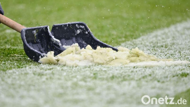 Auch das Frauenfußball-Topspiel Werder Bremen gegen den FC Bayern fällt wegen des Winterwetters aus. (Archivbild) Bild: Harry Langer/dpa