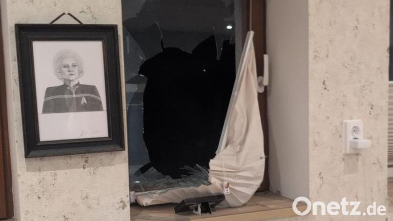 Linken-Landratskandidat Simon Escher-Herzog war in den vergangenen Tagen mehreren Attacken ausgesetzt. Unbekannte haben unter anderem einen Stein durch die Fensterscheibe seines Wohnhauses geworfen. Bild: Simon Escher-Herzog