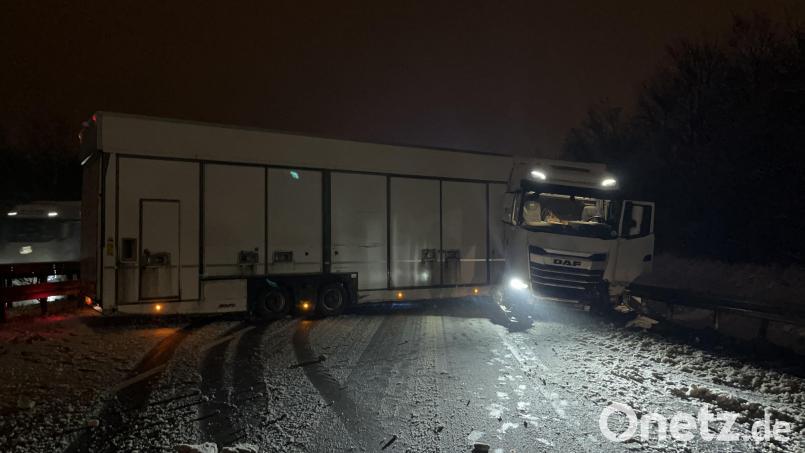 Ein querstehender Lkw blockiert am Montagmorgen die A 93 bei Regensburg. Bild: Verkehrspolizei Regensburg