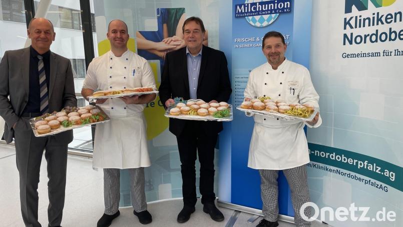 Christian Regner, Frischdienstleiter der Milchunion (Zweiter von rechts) übergab eine große Krapfenspende an die Kliniken Nordoberpfalz. Dafür bedankte sich der Leiter Wirtschaftsbetriebe Karl Wittmann (links) sowie Küchenchef Ronny Hinderlich (rechts) und sein Mitarbeiter Philipp Troidl (Zweiter von links). Bild: Friedrich Peterhans, KNO