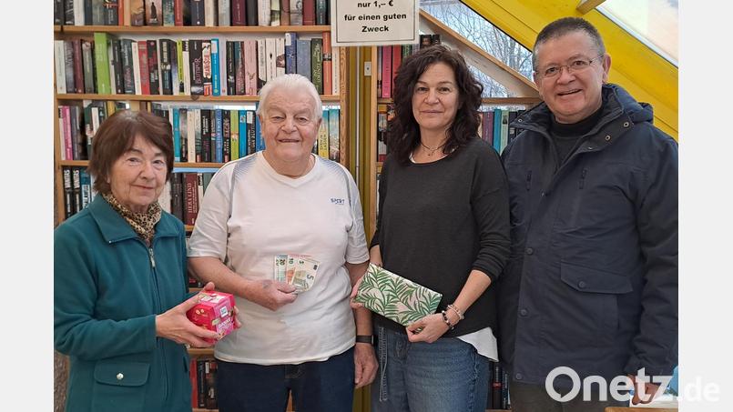 Armin Kellner und Sigrid Söllner (Zweiter und Dritte von links) sind von Büchereileiterin Selma Markhof (links) und Pfarrer Ferdinand Weinberger ausgezeichnet worden. Bild: Gisela Kuhbandner
