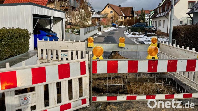Im Wohngebiet Lerchenfeld ist die Straße „An der Mittelleite“ seit Montag, 16. Februar, gesperrt. Grund dafür ist ein Rohrbruch. Die Stadtwerke kümmern sich um die Reparatur. Bild: Petra Hartl