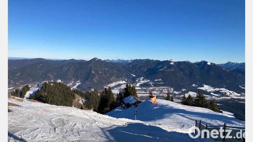 Im Skigebiet Brauneck läuft der Betrieb trotz des Einbruchs gut. (Produktion) Bild: Sabine Dobel/dpa