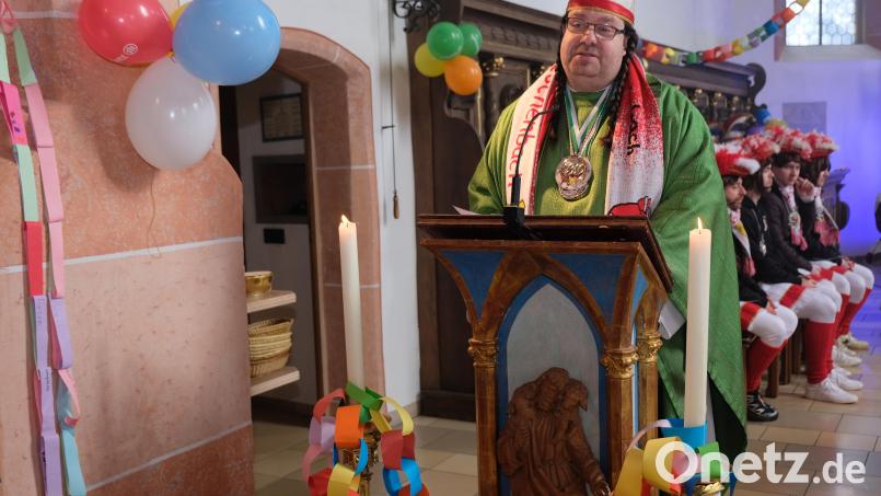 Das Evangelium ist eine Frohbotschaft und keine Drohbotschaft. In diesem Sinne verstand Stadtpfarrer Johannes Bosco auch seine Predigt am Faschingssonntag. Bild: Robert Dotzauer