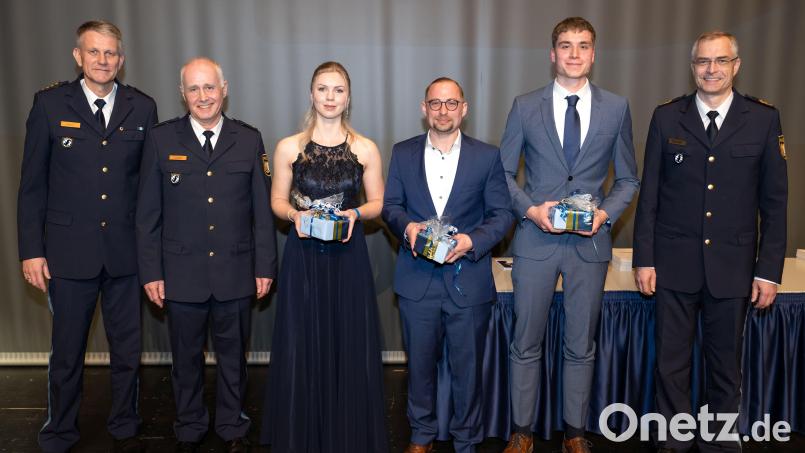 Leitender Polizeidirektor Matthias Messer und Polizeirat Martin Junglas (von links) und Polizeipräsident Michael Dibowski (rechts) zeichneten Polizeioberwachtmeisterin Julia Mack (Beste des Seminars, in Zivil von links), Polizeioberwachtmeister Benedikt Müller (Platz 2) und Polizeioberwachtmeister Jonas Keil (Platz 3) aus. Bild:  Polizeihauptmeister Martin Bösl, Servicedienste VII. BPA