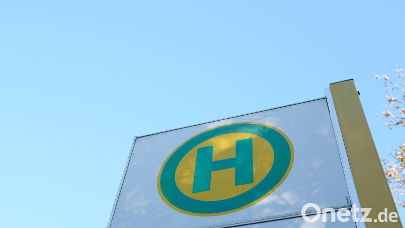 Das Hinweisschild für eine Bushaltestelle hängt an der Haltestelle für einen Linienbus. Symbolbild: Bernd Weißbrod/dpa