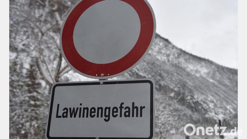 Der Skitourengeher hat die Lawine wahrscheinlich selbst ausgelöst. (Symbolbild) Bild: Angelika Warmuth/dpa