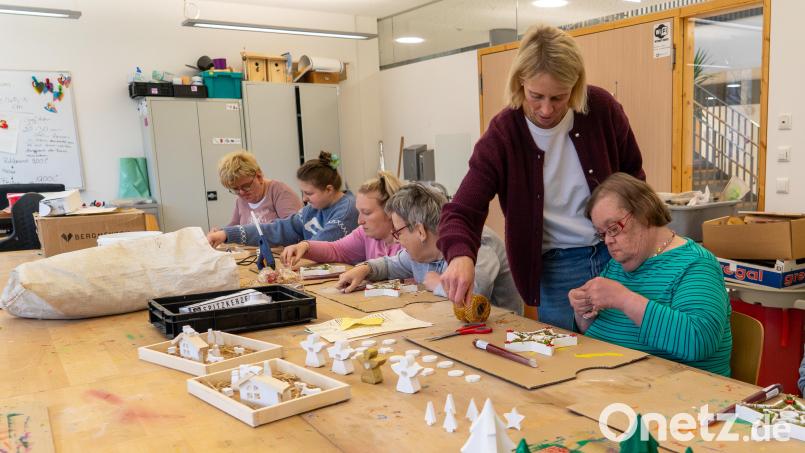 In den Jura-Werkstätten in Amberg-Sulzbach wird nicht nur gebohrt und gehämmert – sondern auch fleißig kreativ gearbeitet. Bild: Marina Gube