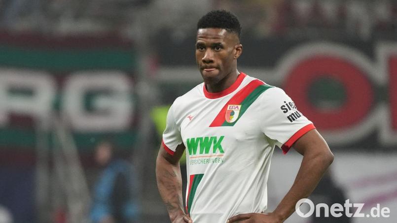 Samuel Essende verlässt den FC Augsburg. (Archivbild) Bild: Christian Charisius/dpa