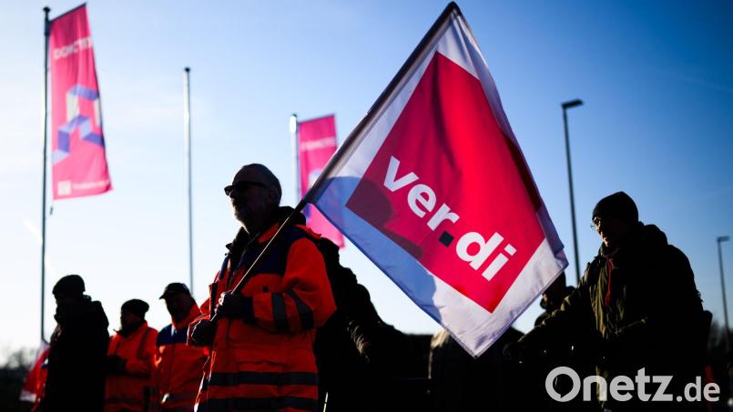Verdi-Mitglieder gehen auf die Straße. (Archivbild) Bild: Julian Stratenschulte/dpa
