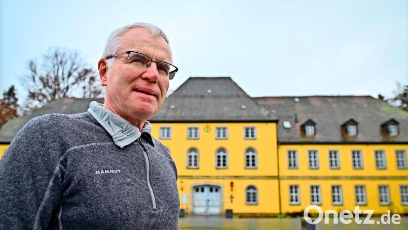 Der Bad Alexandersbader Gemeinderat und Chirurg Dr. Thomas Beer ist entsetzt. Er empfindet es als "schaurige Vorstellung", dass im markgräflichen Schloss nun ein Impfgegner und Straftäter praktiziere. Bild: Florian Miedl