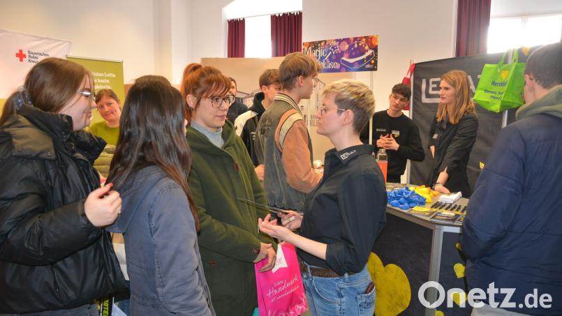 Auf die Besucher warten viele spannende Gespräche mit Ausbildern und Azubis. Archivbild: jr