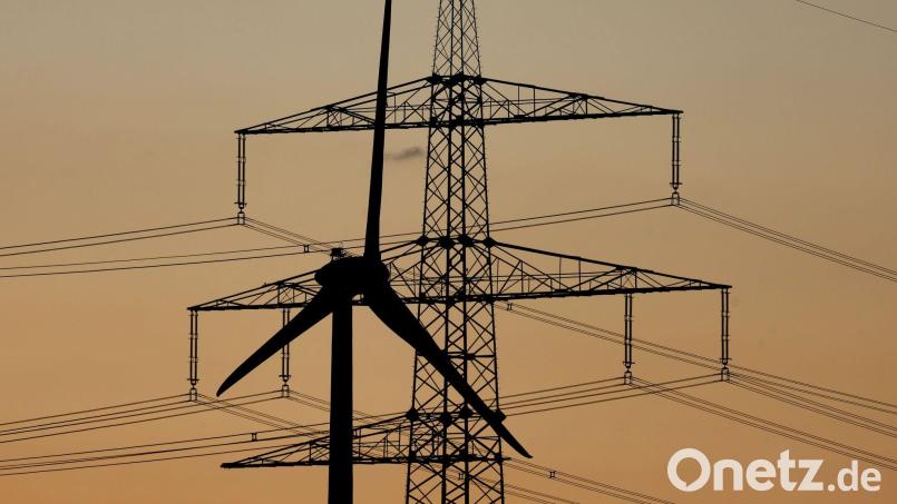 Der Ausbau der Windkraft ist entscheidend für die Energiewende in Deutschland. Doch die Suche nach geeigneten Flächen zieht sich in Bayern hin. (Illustration) Bild: Karl-Josef Hildenbrand/dpa