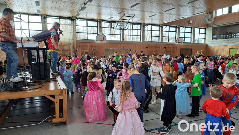Muss man sich nun links herum oder rechts herum drehen? Markus Lößl gibt das Kommando. Bild: wel