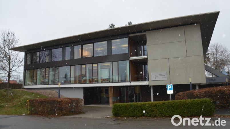 Das Hauptgebäude des Sonderpädagogischen Förderzentrums Vohenstrauß reicht für die Offene Ganztagsbetreuung der Schülerinnen und Schüler nicht aus. Mit dem steigenden Raumbedarf erhöhen sich auch die Kosten für die Erweiterung des SFZ. Bild: dob