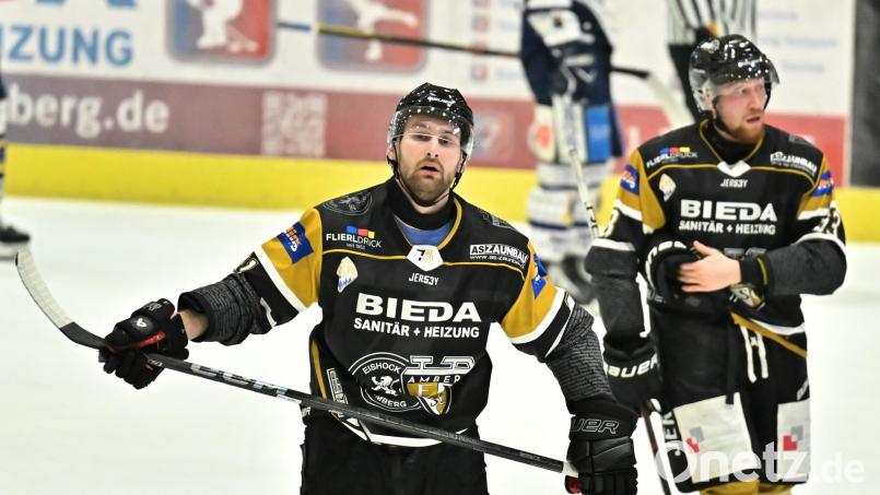 David Michel (links) traf am Sonntag drei Mal für den ERSC in Geretsried. Bild: Hubert Ziegler