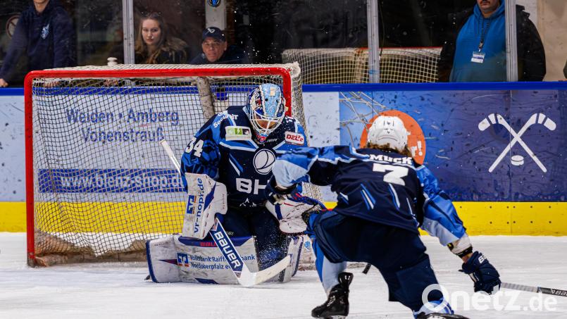 Mal wieder Grund zu feiern: Tommy Muck und Michael McNiven (links) nehmen aus der Partie gegen den EC Bad Nauheim nicht nur drei Punkte, sondern auch einen neuen Trainer mit. Bild: Werner Moller