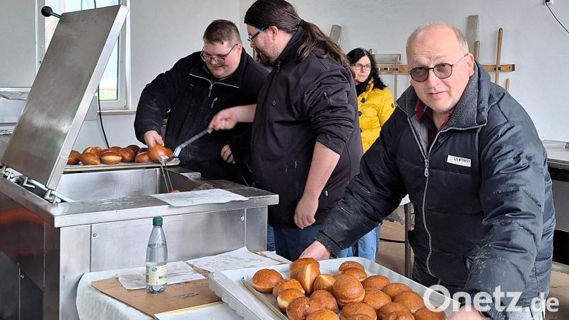 Am zweiten Backtag hilft Pater Johannes Bosco (Zweiter von links) tatkräftig mit. Bild: lep