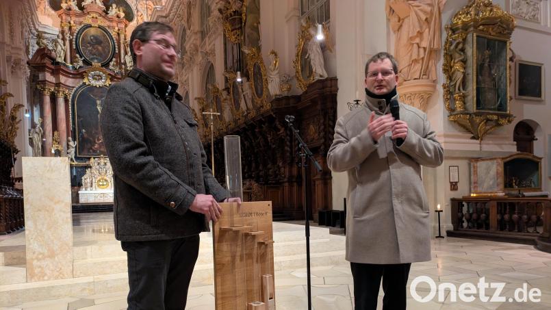 Die Funktion und Bauweise des Glasflötenregisters erläuterten Orgelbaumeister Markus Bäumler und Kirchenmusikdirektor Andreas Sagstetter (von links) an einem Modell. Bild: Paul Zrenner