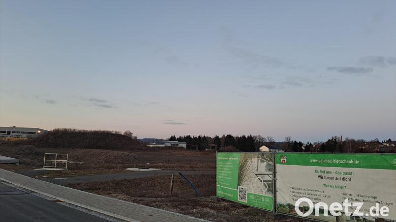 Auf einem rund ein Hektar großen Grundstück im Gewerbegebiet Kemnath West III an der Hammergrabenstraße will sich der Garten- und Landschaftsbaubetrieb Bierschenk aus dem oberfränkischen Kirchenpingarten ansiedeln. Bild: Jasmin Bauer