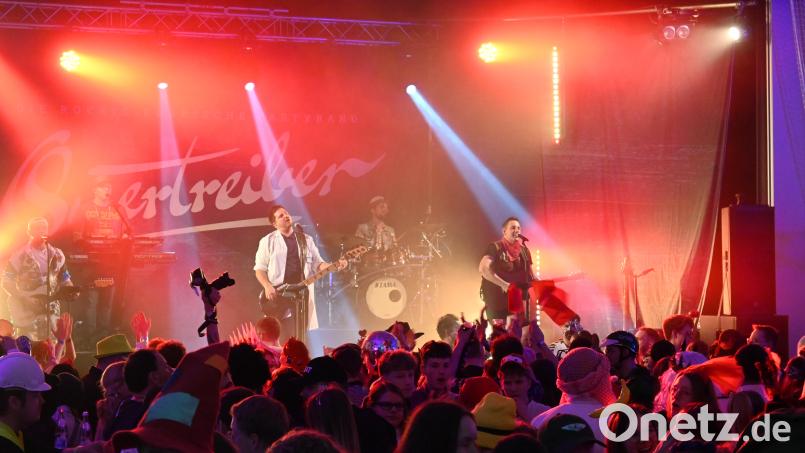 Die Quertreiber heizten die Stimmung mit Hits am Fließband an. Bild: kki