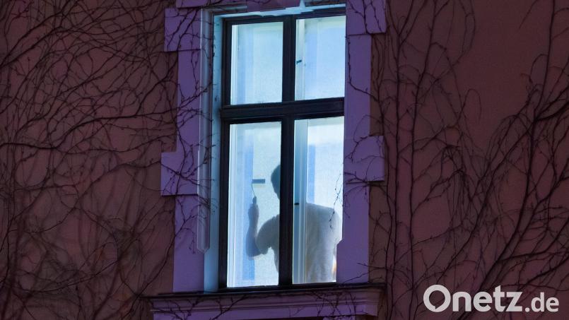 Jochen Wagners ortsspezifische Videoinstallation „Cleaner“ (2021/25) ist im ersten Obergeschoss des Künstlerhauses zu sehen. Bild: Clemens Mayer