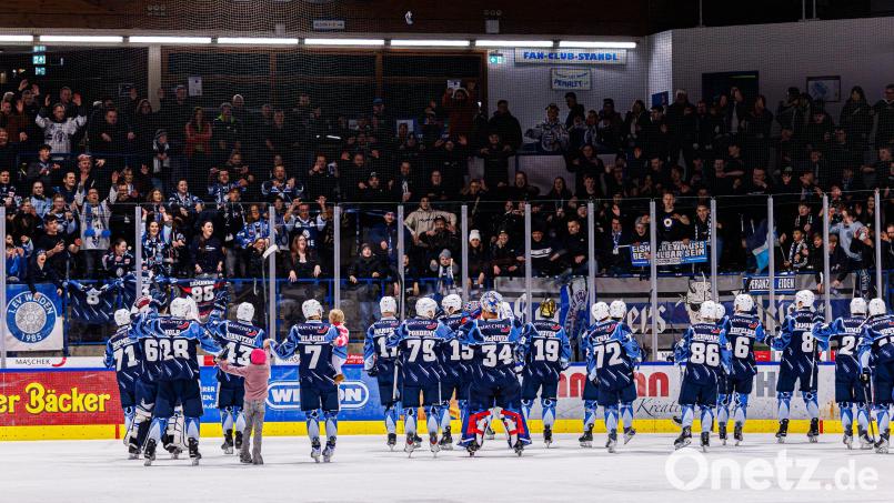 Fans und Team nach der Partie gegen Bad Nauheim vereint: Die Erwartungen an den neuen Trainer sind Hoch. Archivbild: Werner Moller