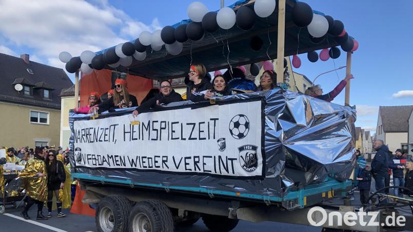 Bestens gelaunt sind die VfB Damen auf ihrem Festwagen. Bild: sei