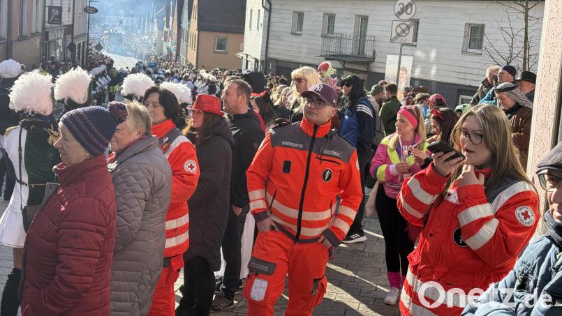 Insgesamt 19 Mal mussten die Helfer des BRK beim diesjährigen Neustädter Faschingszug und bei der Afterparty helfend eingreifen. Bild: Gabi Schönberger