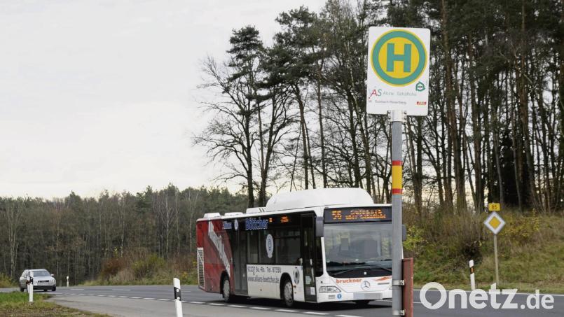 Die Sperrung der Gemeindeverbindungsstraße zwischen Theuern und Wolfsbach betrifft die Buslinien 454 und 451 im Vilstal. Symbolbild: Petra Hartl