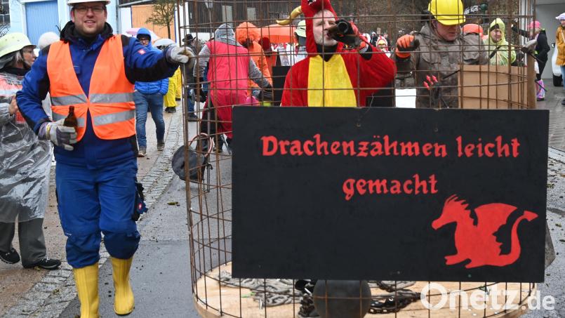 Im stabilen Gitter eingesperrt, konnte der gefährliche Drache kein Unheil anrichten. Bild: Gerhard Franz