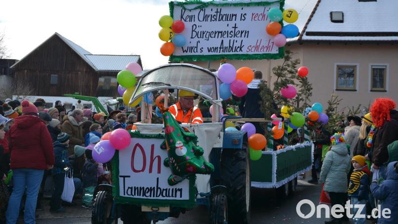 Der Christbaum muss weg, hieß es in Mitterteich. Bild: jr