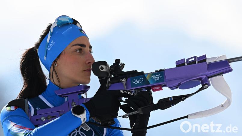 Rebecca Passler nimmt am Schießstand Maß - aber nur im Training. Bild: Hendrik Schmidt/dpa