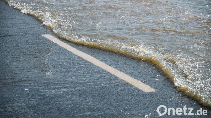 Bei Hochwasser der Meldestufe 2 können Hauptverkehrs- und Gemeindestraßen überflutet werden. (Symbolbild) Bild: Daniel Vogl/dpa