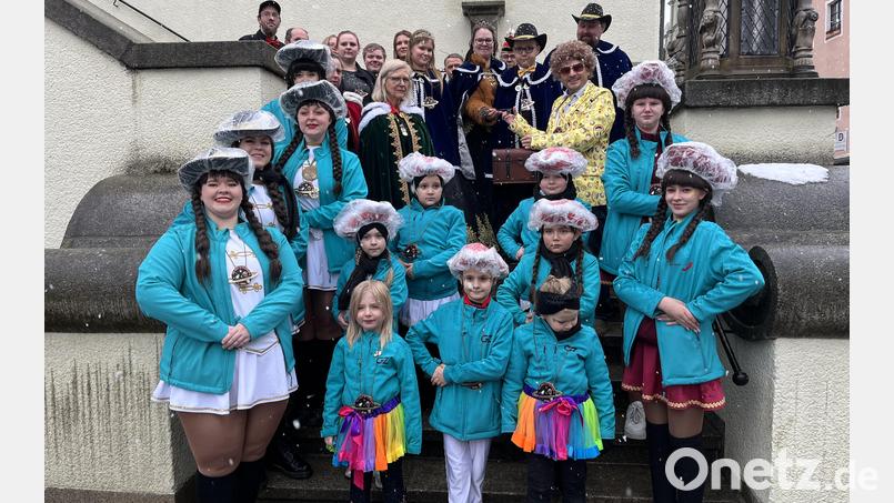Die Narrhalla gab auf den Stufen des Alten Rathauses die Stadtkasse und den Rathausschlüssel an Jens Meyer zurück. Der Oberbürgermeister hatte den gewohnten dunklen Anzug durch ein gelbes Jackett ersetzt. Bild: Ilias-Maurice Ziergiebel