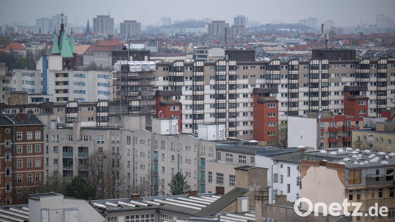 Wohnen in begehrten Gegenden kann ins Geld gehen. Zumindest heftige Preissprünge soll die Mietpreisbremse verhindern. (Archivbild) Bild: Monika Skolimowska/dpa