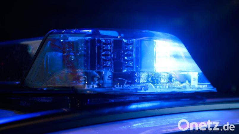 Ein SUV gerät auf schneeglatter Fahrbahn ins Schleudern und kollidiert mit einem entgegenkommenden Auto. Mehrere Personen werden verletzt. Symbolbild: Julian Stratenschulte/dpa