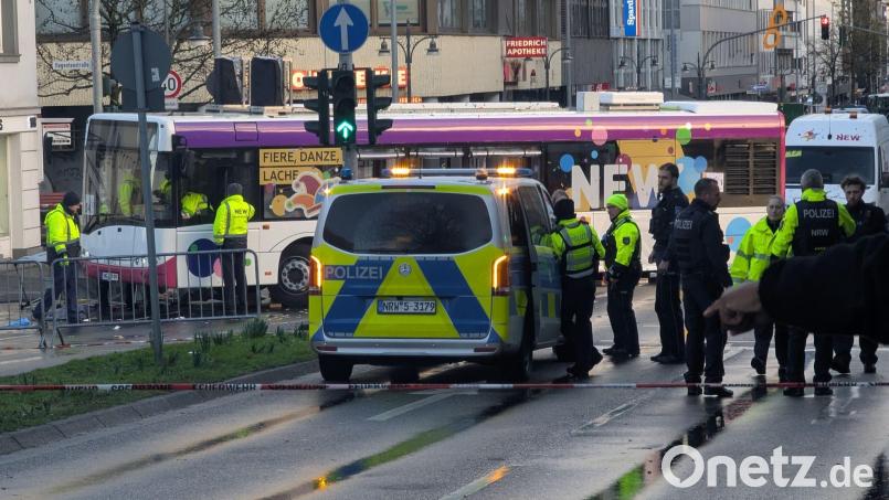 Der schwere Unfall passierte beim Mönchengladbacher Veilchendienstagszug. Bild: Michael Pollert/dpa