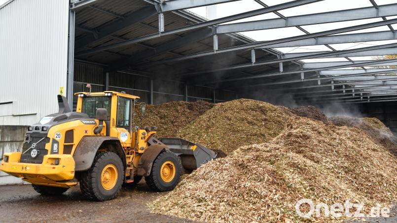 Im Biomasseheizkraftwerk in Rosenberg werden Reststoffe aus der Region verwertet. Es handelt sich z. B. um Wurzelholz, Käferholz, Windbruch-Holz oder Hölzer aus der Landschaftspflege. Die so erzeugte Wärme ist regenerativ und spielt als Fernwärme-Option eine wichtige Rolle für die Wärmewende in der Stadt. Archivbild: Petra Hartl