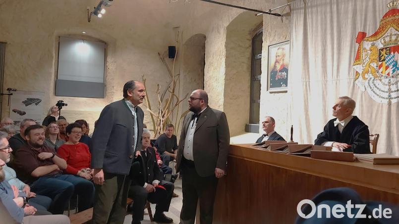 Wortreich legt der Briefschreiber Veitl (Herbert Spichtinger, links) gegenüber dem Metzgermeister Mathias Praxenthaler (Johannes Gillitzer) und dem Amtsrichter (Ludwig Zwick) seine Position dar. Bild: lg