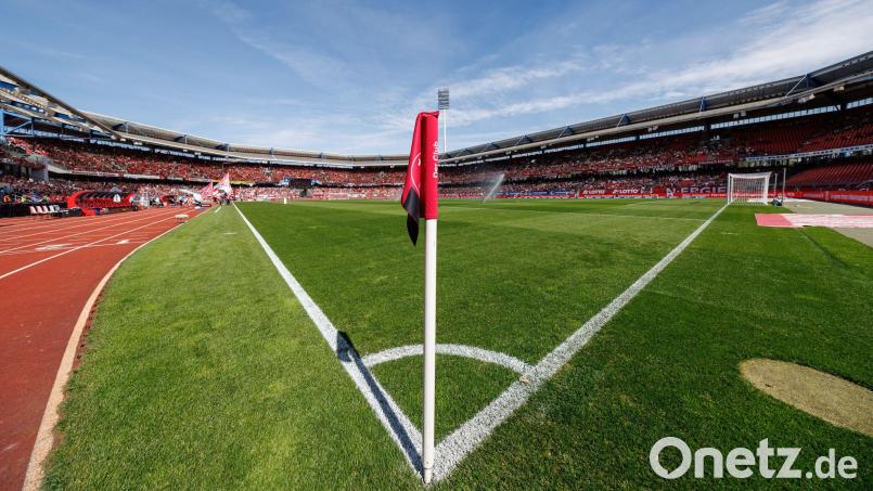 Durch den Spielertunnel geht es für die zukünftigen Eheleute zur Trauung am Spielfeldrand. (Archivbild) Bild: Daniel Karmann/dpa