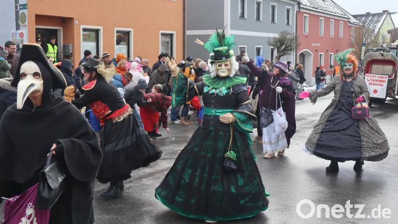 Andiamo a Venezia! - der Frauenbund Neuhaus mit prächtigen Kostümen. Bild: wrm